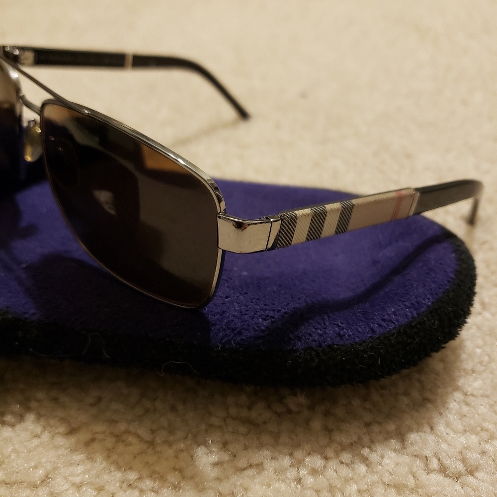 Burberry sunglasses - Picture 2 of 3